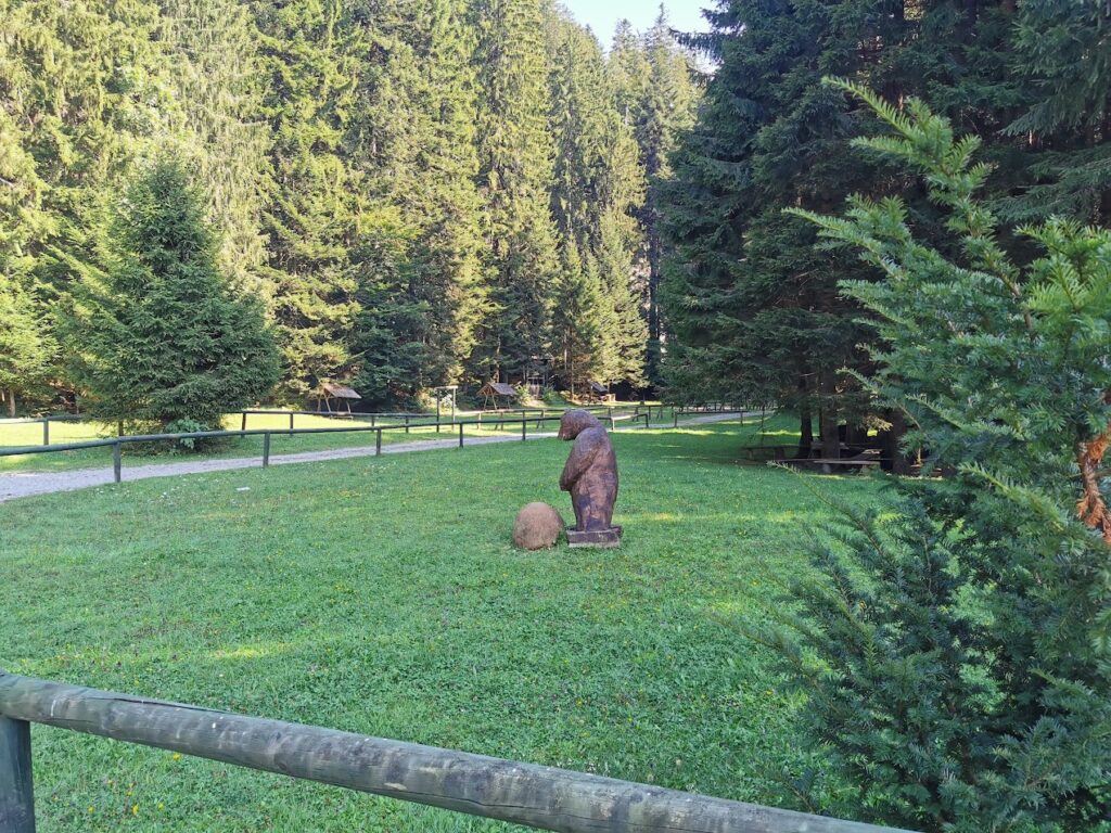 skulptura drvenog medevjeda u Lici koji izgleda da uživa u gastro ponudi